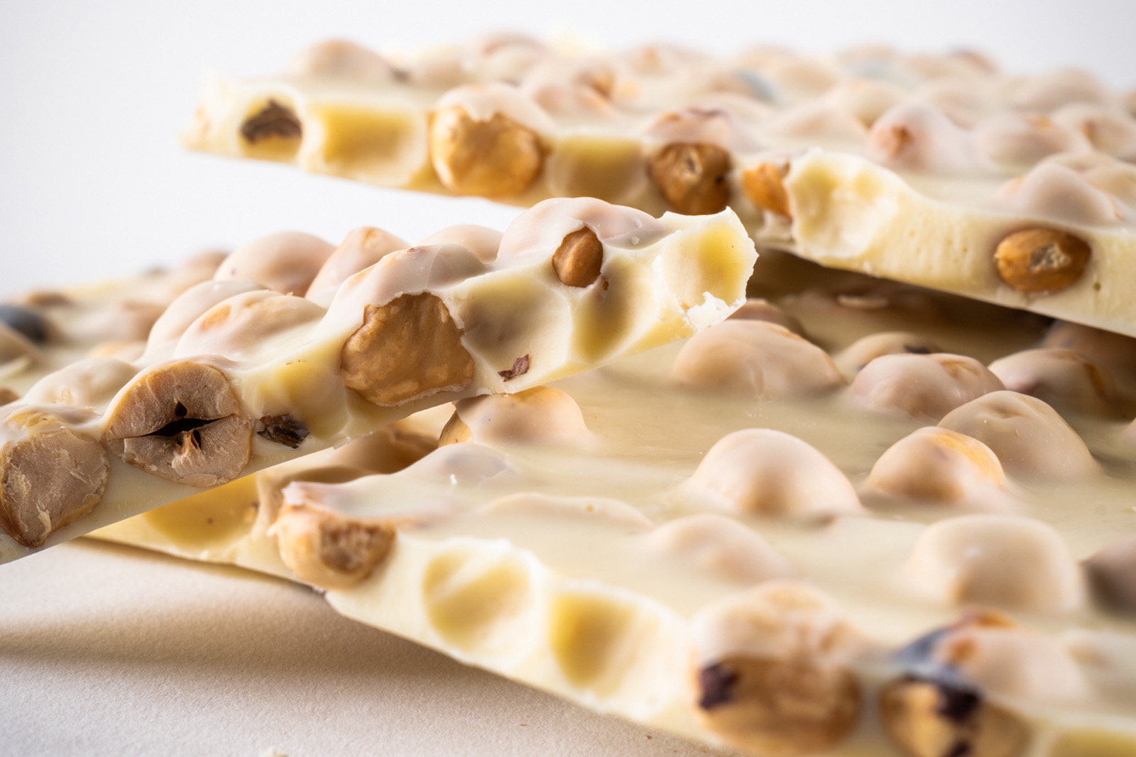 Breekplaat - witte chocolade met hazelnoot